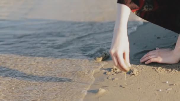 Mujer joven jugando con arena en la playa del río, cámara lenta — Vídeo de stock