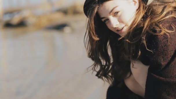 Girl Zagraj z mokrego piasku na plaży nad rzeką, w zwolnionym tempie — Wideo stockowe