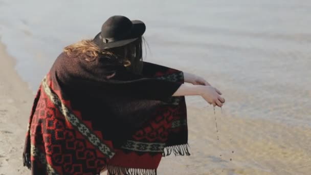 Zorgeloos meisje hagelslag natte zand op rivier strand, slow-motion — Stockvideo