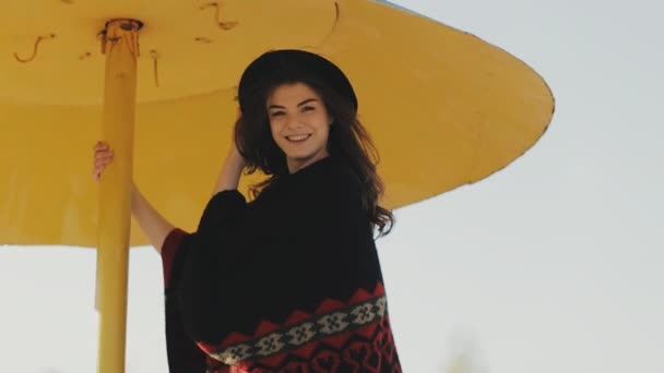 Счастливая девушка в шляпе на пляже веселится — стоковое видео