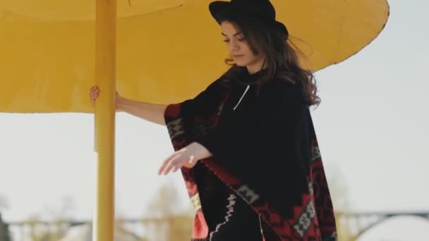 Fille heureuse en chapeau à la plage avoir du plaisir — Video