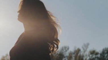 Kadın soyunma şapka, plaj, gökyüzü arka plan