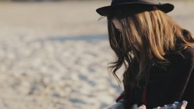 Ukulele plajda oynarken mutlu genç kadın
