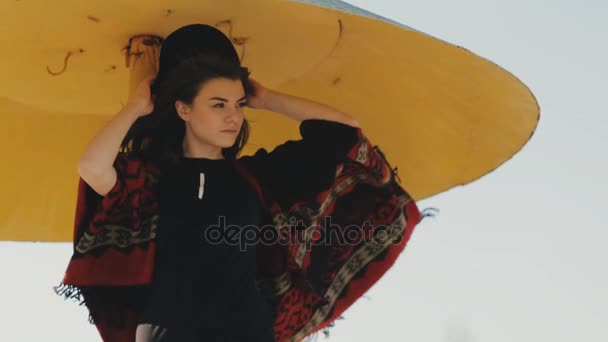 Gelukkig meisje dressing hat op strand — Stockvideo