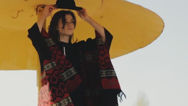 해변에서 행복 한 여자 드레싱 모자 — 비디오