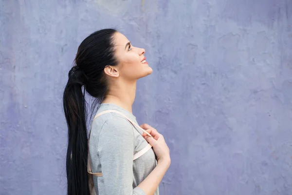 Elegante retrato de mujer bonita contra un fondo de pared violeta —  Fotos de Stock