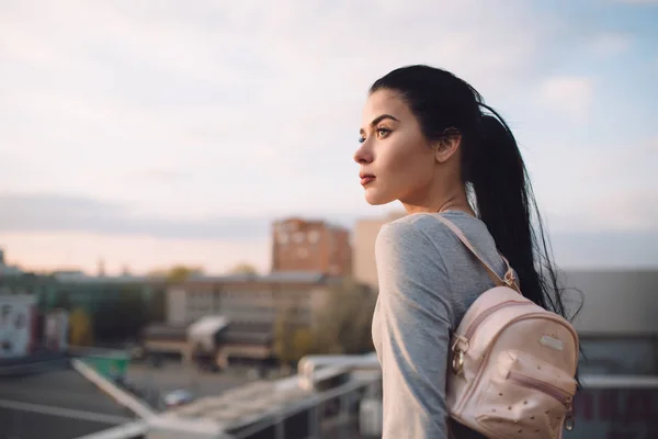 Stijlvolle vrouw zittend op een dak en ontspannen — Stockfoto