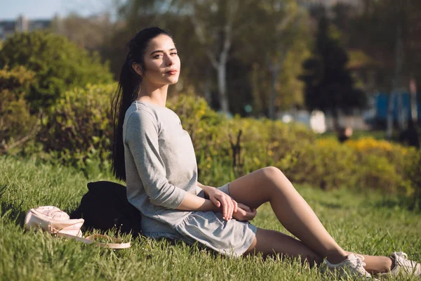 Portrét ženy sedí na trávě — Stock fotografie
