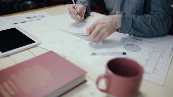 Manos de ingeniero masculino dibujando en una mesa — Vídeos de Stock