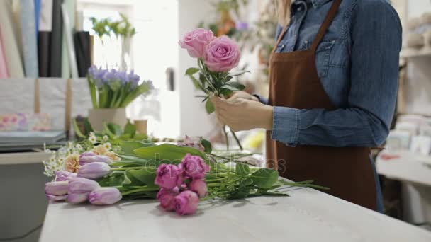 女性の花屋は、花のブーケを作る — ストック動画