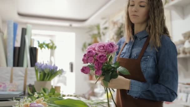 Donna fiorista fare un mazzo di fiori — Video Stock