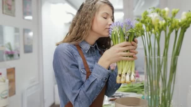 Mujer florista olfatear flores — Vídeo de stock