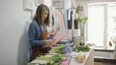 Çiçekçi kadın olun bir çiçek buketi