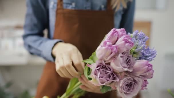 Γυναίκα ανθοκόμος κάνει μια όμορφη ανθοδέσμη των λουλουδιών — Αρχείο Βίντεο