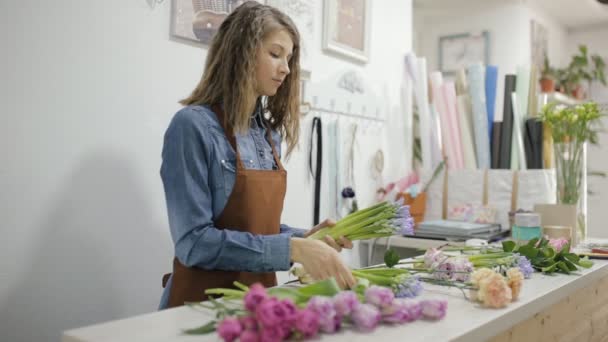 Donna fiorista fare un mazzo di bei fiori diversi — Video Stock