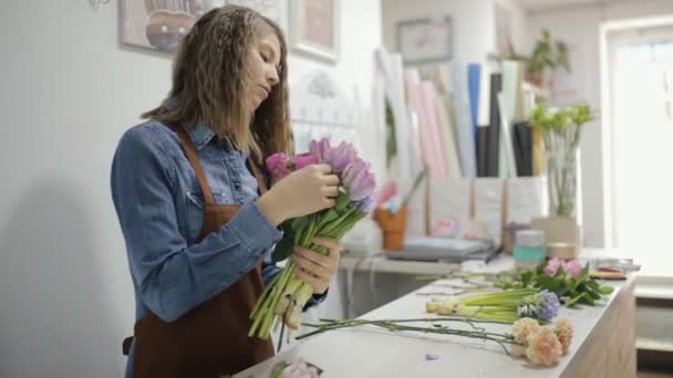 Fiorista donna fare un mazzo di fiori — Video Stock