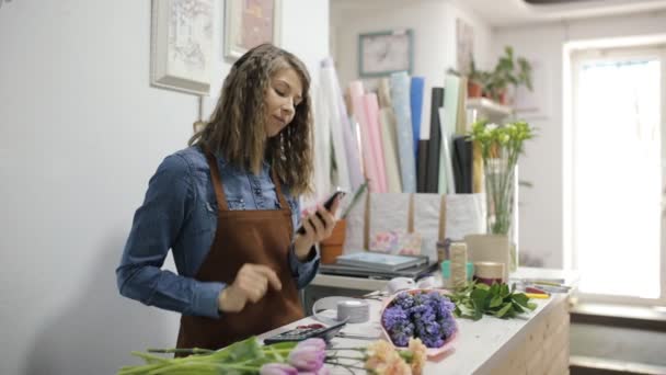 Ordina per telefono, fiorista donna che parla con il cliente — Video Stock