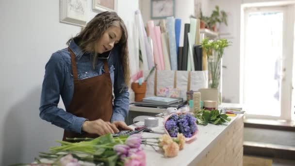 Commander par téléphone, femme fleuriste parlant avec le client — Video