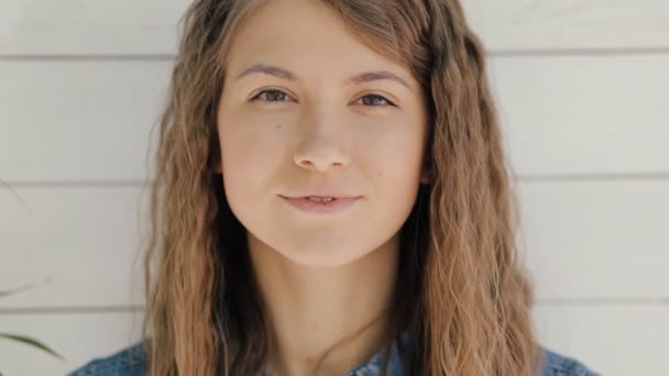 Retrato sorridente de mulher bonita contra uma parede de madeira — Vídeo de Stock