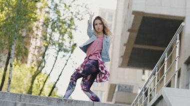 Şehirde çağdaş hip hop dans funky kadın