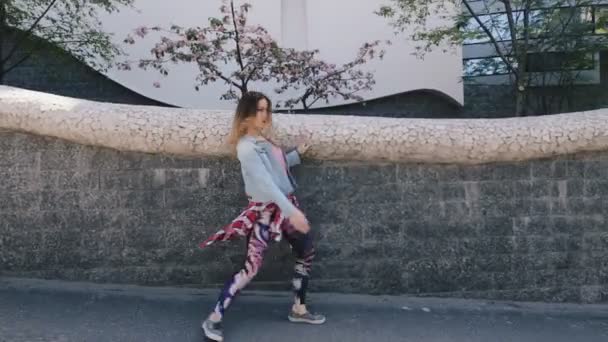 Şehirde çağdaş hip hop dans funky kadın — Stok video