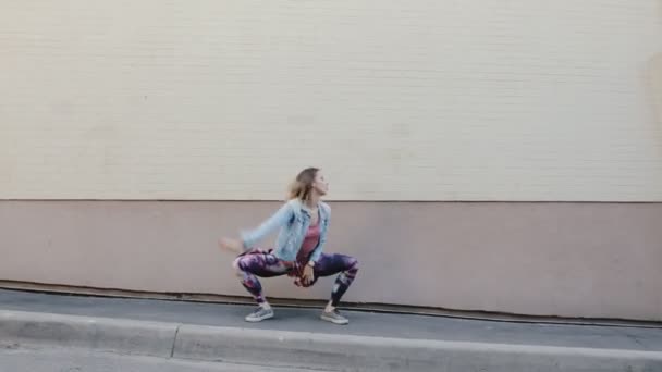 Mujer Funky en la ciudad bailando hip hop contemporáneo — Vídeo de stock