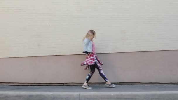 Женщина в городе танцует современный хип-хоп — стоковое видео