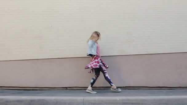 Mujer Funky en la ciudad bailando hip hop contemporáneo — Vídeo de stock