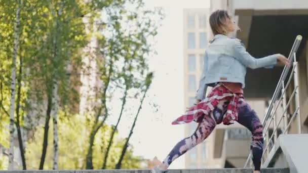 Женщина в городе танцует современный хип-хоп — стоковое видео