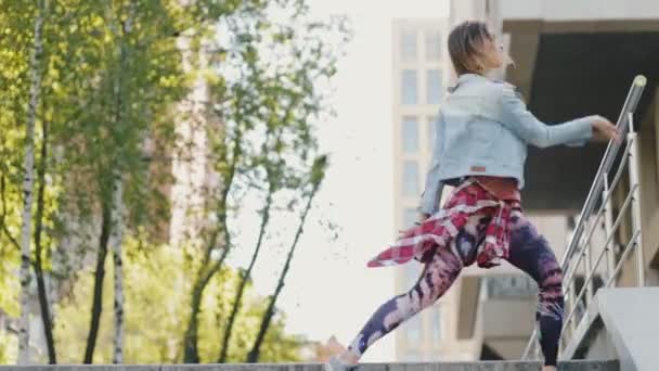 Mujer Funky en la ciudad bailando hip hop contemporáneo — Vídeos de Stock