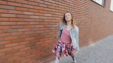 Şehirde çağdaş hip hop dans funky kadın