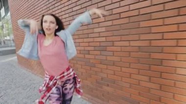 Şehirde çağdaş hip hop dans funky kadın