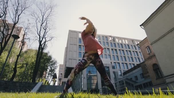 Flippige Frau in der Stadt tanzt zeitgenössischen Hip-Hop — Stockvideo