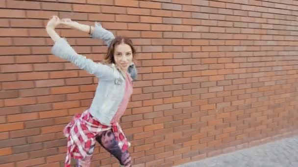 Mujer Funky en la ciudad bailando hip hop contemporáneo — Vídeos de Stock