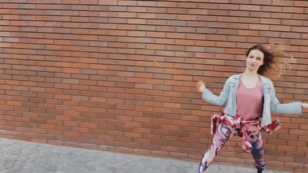 Mujer Funky en la ciudad bailando hip hop contemporáneo — Vídeos de Stock