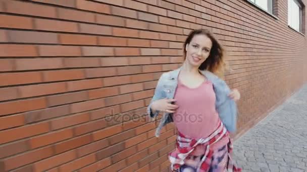 Mulher Funky na cidade dançando hip hop contemporâneo — Vídeo de Stock