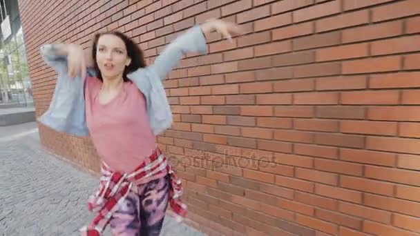 Mujer Funky en la ciudad bailando hip hop contemporáneo — Vídeos de Stock