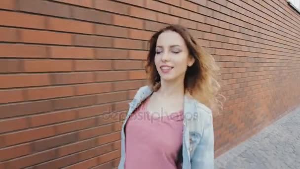 Женщина в городе танцует современный хип-хоп, воздушный поцелуй — стоковое видео