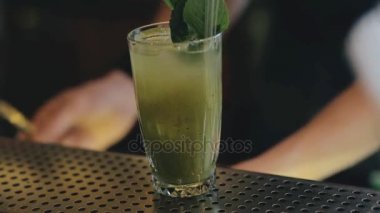Barmen kivi mojito içinde kokteyl koymak