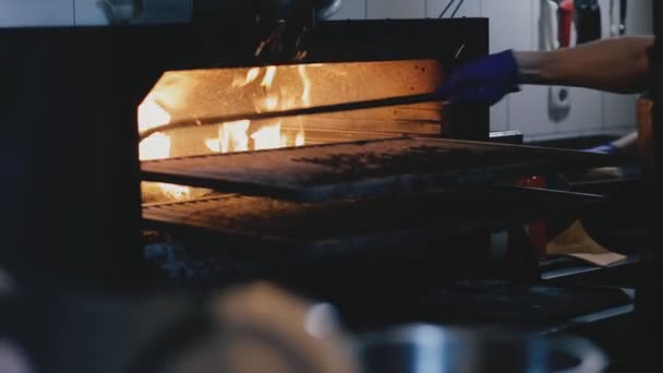 Restoran işçisi onun işyerinde, mutfak fırın — Stok video