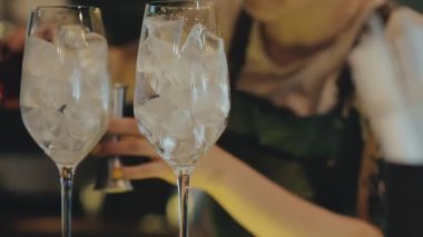 Gözlükte kokteyl hazırlama barmen Timelapse