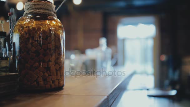 Botella con cubos de azúcar, barra de bar, fondo borroso — Vídeo de stock