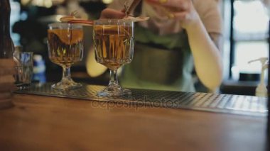 Kokteyl hazırlama barmen cam - tarçın koymuş