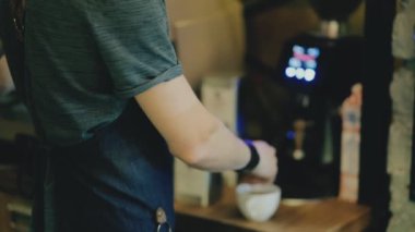 Adam barista kahve bir fincan şeker karıştırma