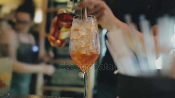 Barman dát tekuté ingredience v alkoholu koktejl — Stock video