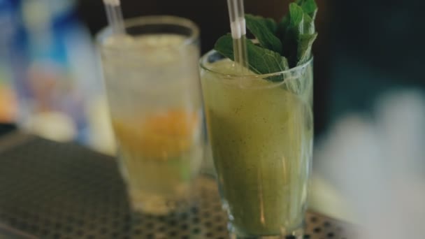 Barman a mis de la menthe dans un cocktail mojito 