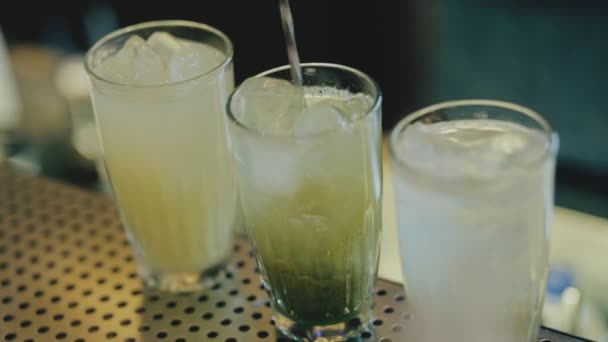 Barmen mélange cocktail dans des verres 