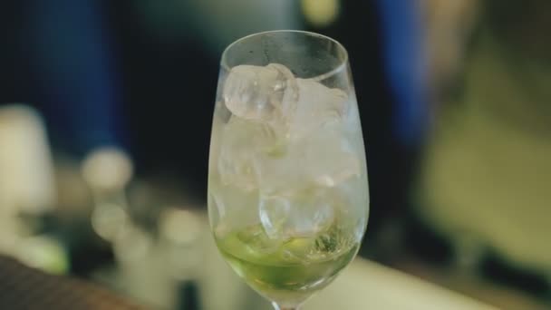 Barman a mis des ingrédients liquides dans un cocktail d'alcool — Video