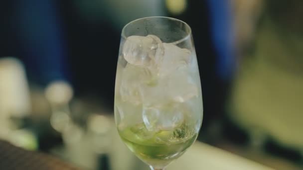 Barman Zet vloeibare Ingredients in alcohol cocktail — Stockvideo