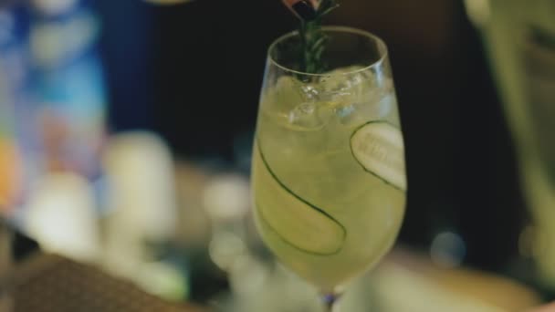 男服务员准备酒精鸡尾酒与黄瓜 — 图库视频影像